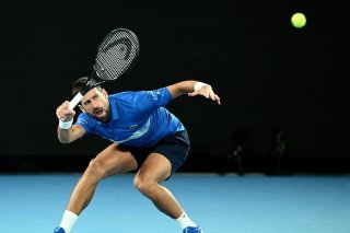 Novak Djokovic à l'ouvrage lors de son premier tour à Melbourne. KEYSTONE/EPA/JOEL CARRETT